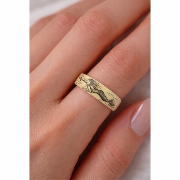 Unbranded Jewelry - (VTG) Cream/Black Scrimshaw-Style Mermaid/Seashell Nautical-Themed Carved Ring